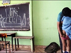 18 ans, Anal, Collège université, Mignonne, Première fois, Indienne, De plein air, Uniforme