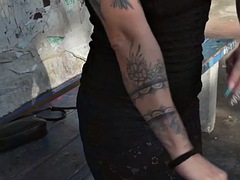 Grosser schwanz, Schwarz, Schwarz, Interrassisch, Milf, Im freien, Öffentlich, Tätowierung