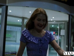 Натуральные сиськи, На природе, Бассейн