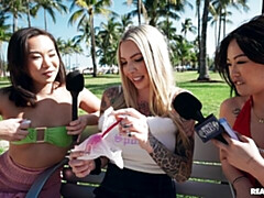 18 ans, Sucer une bite, Bus, En levrette, Seins naturels, De plein air, Adolescente, Nénés