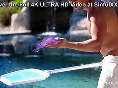 Grosser schwanz, Grosse titten, Schwanz, Fingern, Lecken, Milf, Pool, Muschi