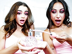 18 ans, Gros cul, Grosse bite, Sucer une bite, En levrette, Seins naturels, Adolescente, Nénés