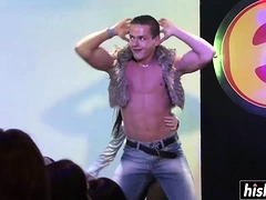 Sucer une bite, Brunette brune, Homme nu et filles habillées, Groupe, Hard, Hd, Réalité