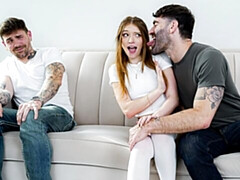 18 ans, Grosse bite, Sucer une bite, En levrette, Seins naturels, Maigrichonne, Adolescente, Nénés