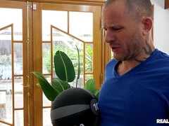 Américain, Gros seins, Blonde, Sucer une bite, Tir de sperme, Gorge profonde, Gym, Piercing