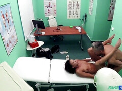 Amateur, Cul, Nana, Sucer une bite, Brunette brune, Jeans, Léchez, Piercing