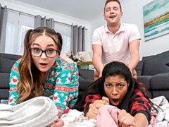 Amateur, Gros cul, Grosse bite, Gros seins, En levrette, 2 femmes 1 homme, Maigrichonne, Adolescente