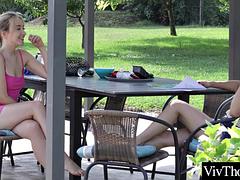 Tussi, Latina, Lesbisch, Lecken, Milf, Im freien, Stiefmutter, Titten