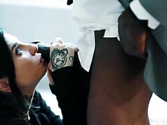 Grosser arsch, Grosse titten, Blasen, Braunhaarige, Hundestellung, Interrassisch, Milf, Tätowierung