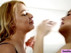 18 ans, Gros seins, Lesbienne, Lingerie, Masturbation, Mère que j'aimerais baiser, Rasée, Adolescente