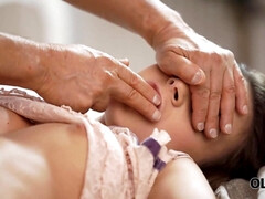 Sucer une bite, Brunette brune, Doigter, Hd, Époux mari, Rasée, Adolescente, Nénés