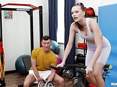 Gros cul, Gros seins, Sucer une bite, En levrette, Souple, Gym, Maigrichonne, Adolescente