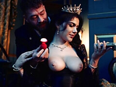 Grosser arsch, Grosse titten, Blasen, Braunhaarige, Hundestellung, Behaart, Natürlichen titten, Muschi