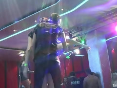 Dansen, Interraciaal, Lesbisch, Orgie, Pornster, Satijn, Swinger, Nat