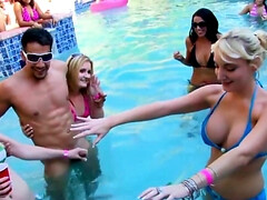 Bikini, Sucer une bite, Homme nu et filles habillées, Hd, Interracial, Fête, Piscine, Adolescente