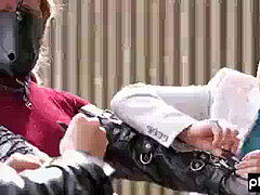 Rijpe lesbienne, Buiten, Openbaar, Uniformpje