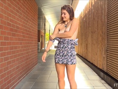 Acercamiento, Bailar, Extremo, Masturbación, Orgasmo, Público, Juguetes, Bajo la falda