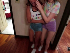 Grosse bite, Sucer une bite, Brunette brune, 2 femmes 1 homme, Léchez, Monstre, Tatouage, Plan cul à trois