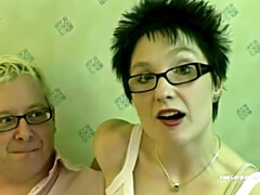 In den arsch, Blasen, Britisch, Braunhaarige, Spermaladung, Brille, Absätze, Milf