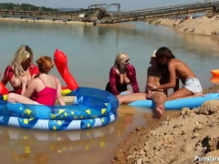 衣服着たままセックス, グループ, レズビアン, オージー, アウトドア, 公共, サテン, 濡れ