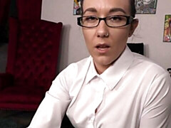 Leie, Grosser arsch, Grosser schwanz, Braunhaarige, Fingern, Masturbation, Milf, Kurzes haar