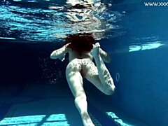 Amateur, Brunette brune, Fille latino, Public, Rasée, Douche, Solo, Sous marin