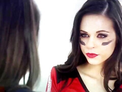 Grote mammen, Pijpbeurt, Bruinharig, Sperma shot, Hardcore, Lesbisch, Trio, Uniformpje