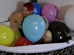 Annadevot - Balloon session in the bathtub