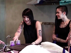 Goth inked chicks enjoy hot lesbian threesome