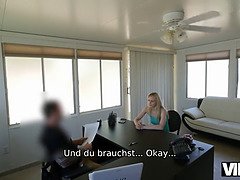 Vip4k. die go-go-tänzerin aus der örtlichen strip-bar ist bereit für porno zum ausleihen